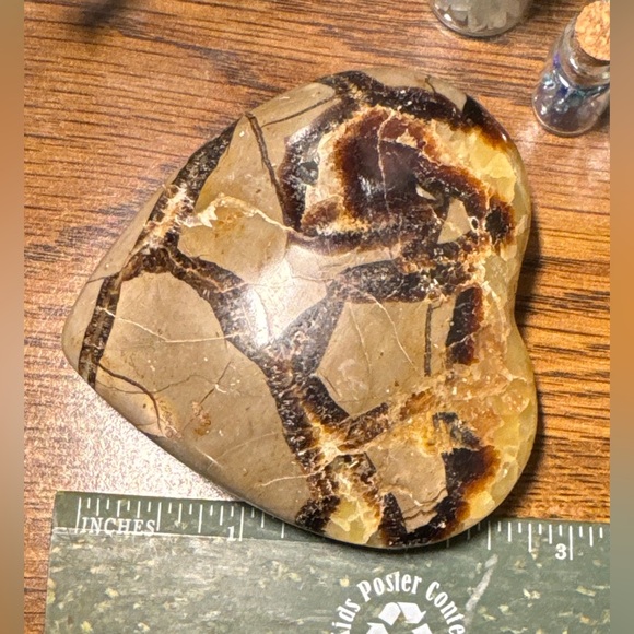 Beautiful Septarian heart shaped palm stone #3 - Picture 2 of 15